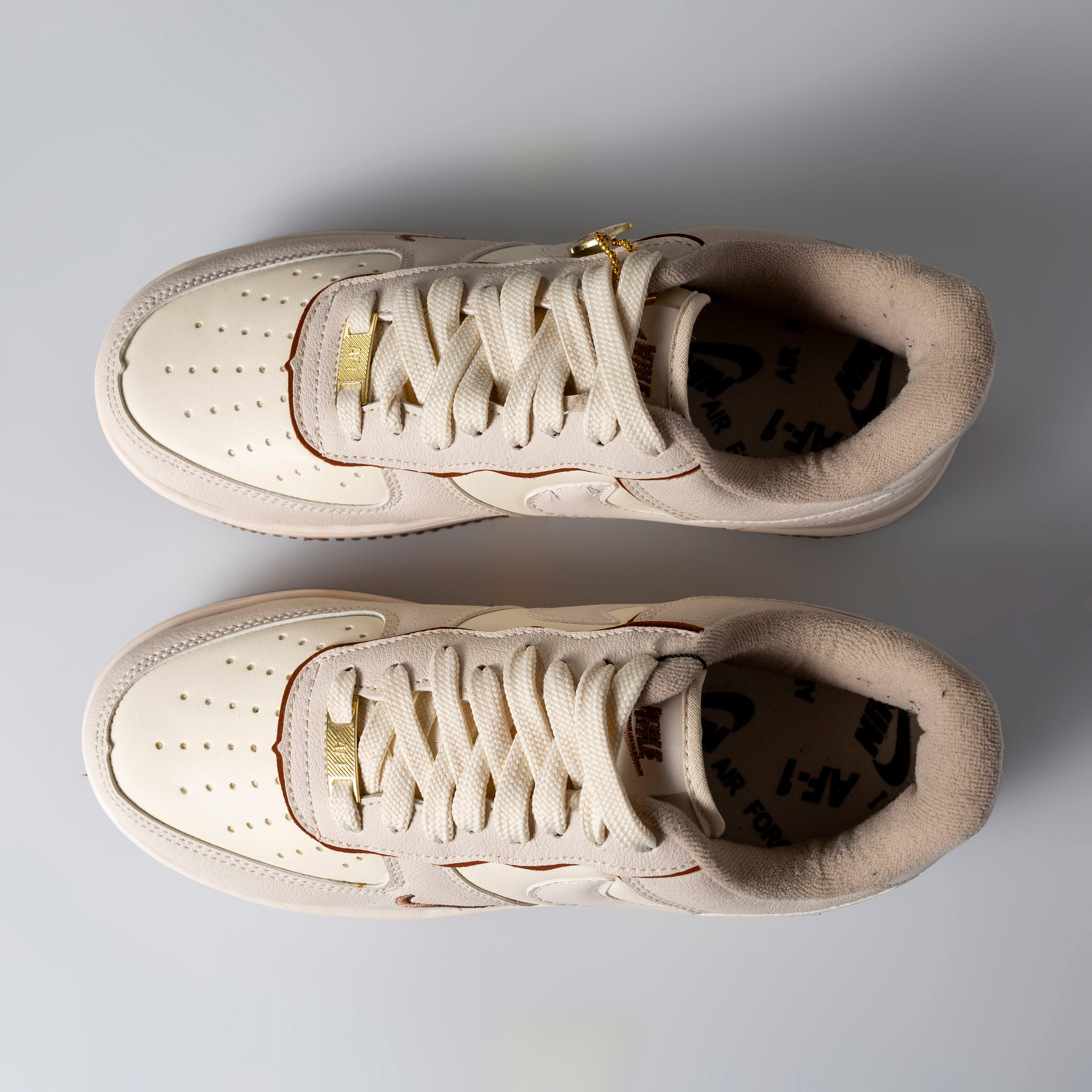 AF1 Branco/Bege Medalha (Edição especial)