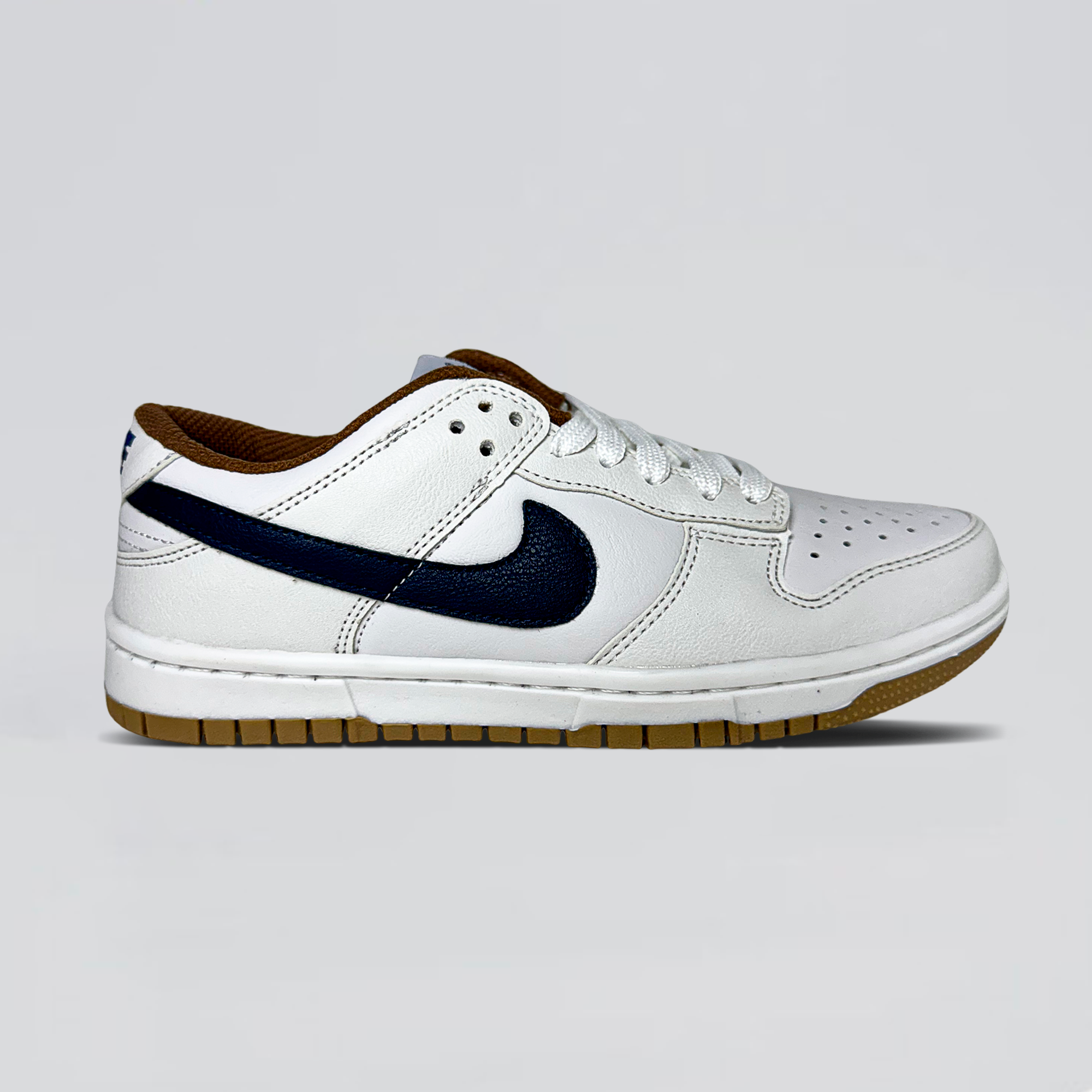 NK SB Dunk Low Pro - Branco/ Marinho