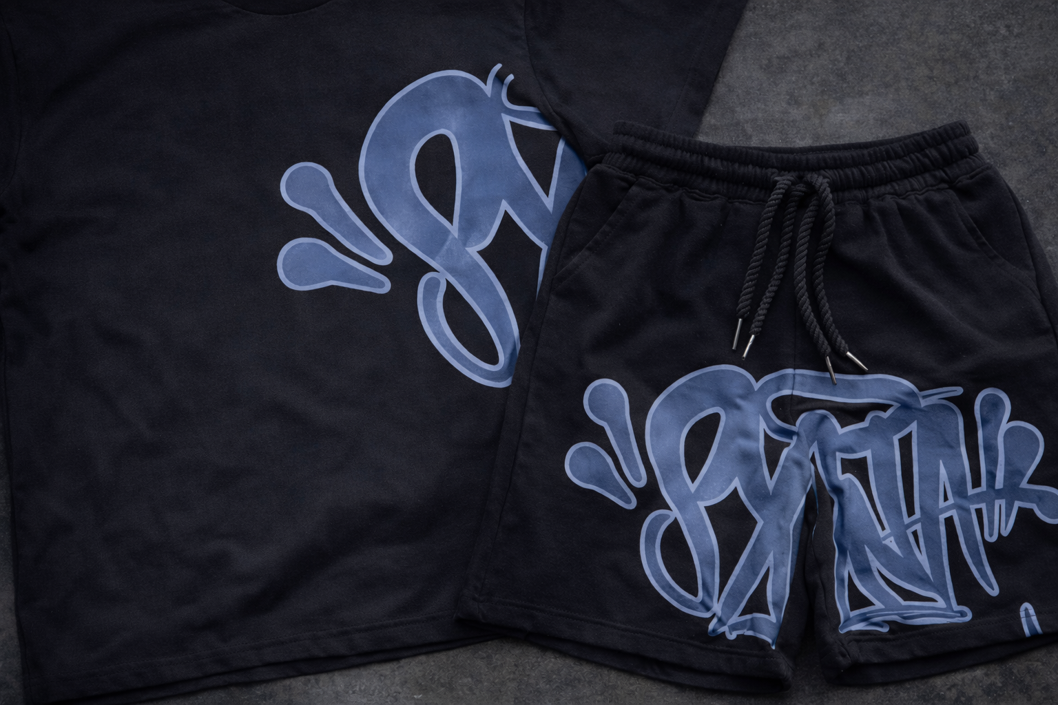 Conjunto Camiseta e Bermuda Syna World preto e cinza